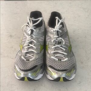 Mizuno Wave Creation 11 Running Silver and Green Athletic Shoes